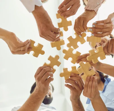 Equipe trabalhando em conjunto para criar experiências de marca